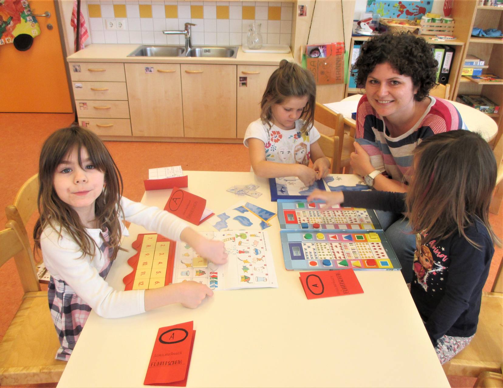Übergang-Kiga-Schule-Besuch-der-Lehrerin-im-Kiga